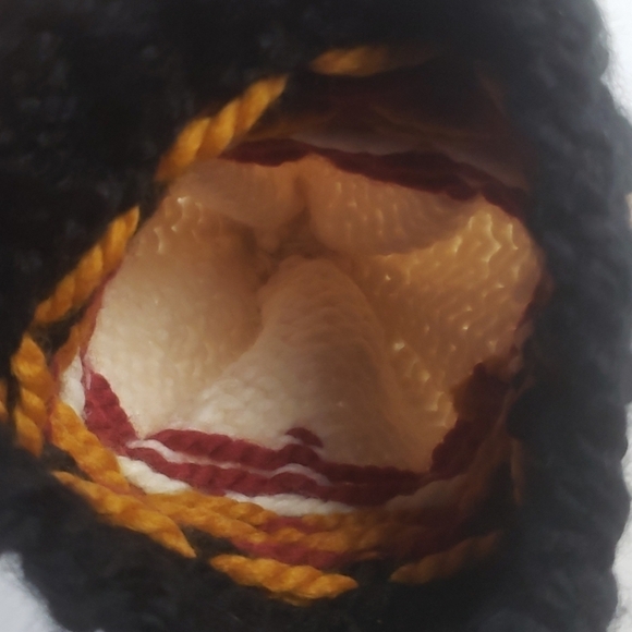 NEW! HAND-KNIT Crochet Winter Pom Pom Hat. - Picture 4 of 4